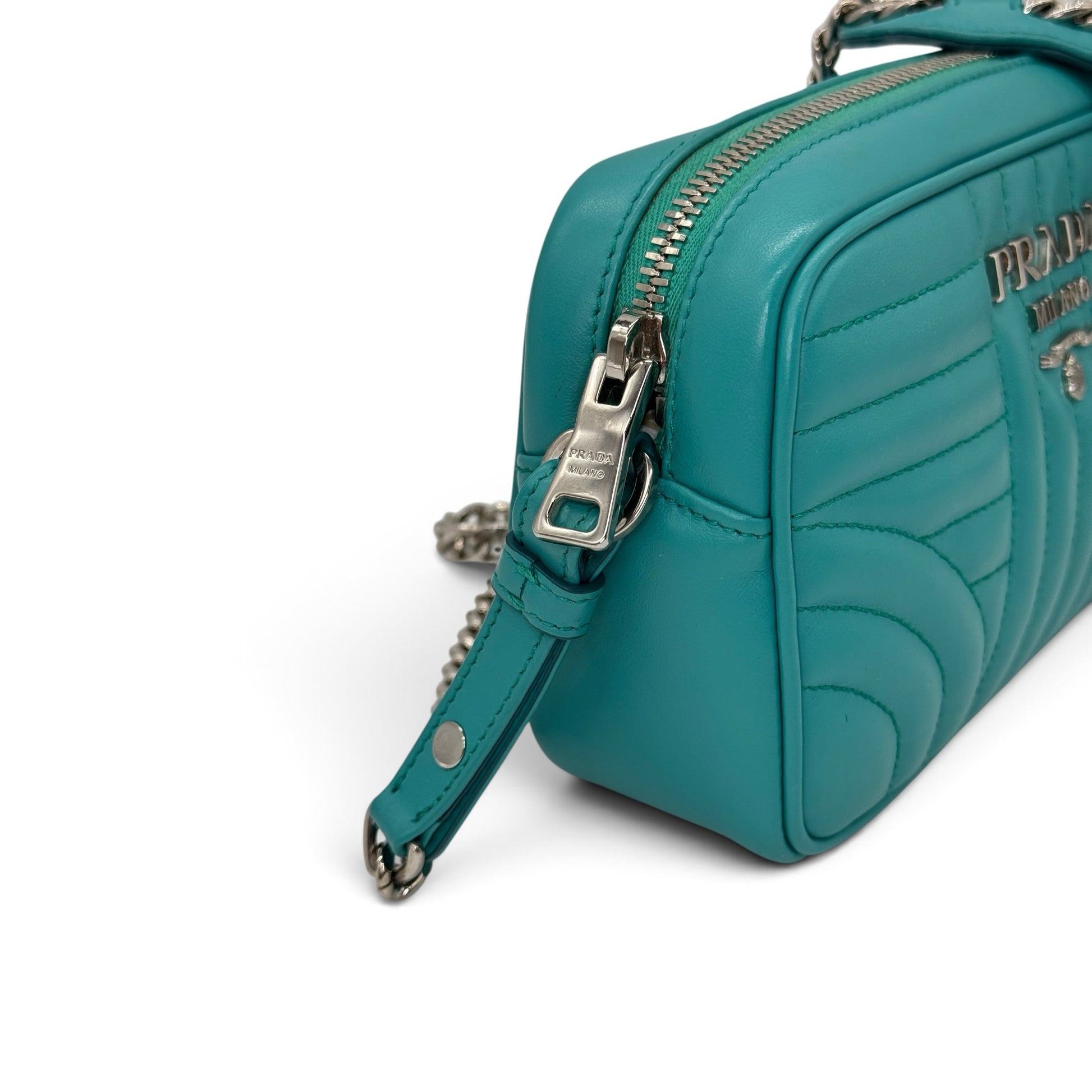 Borsa a tracolla Borse Vintage Prada in pelle trapuntata verde smeraldo con dettagli metallici e chiusura a zip