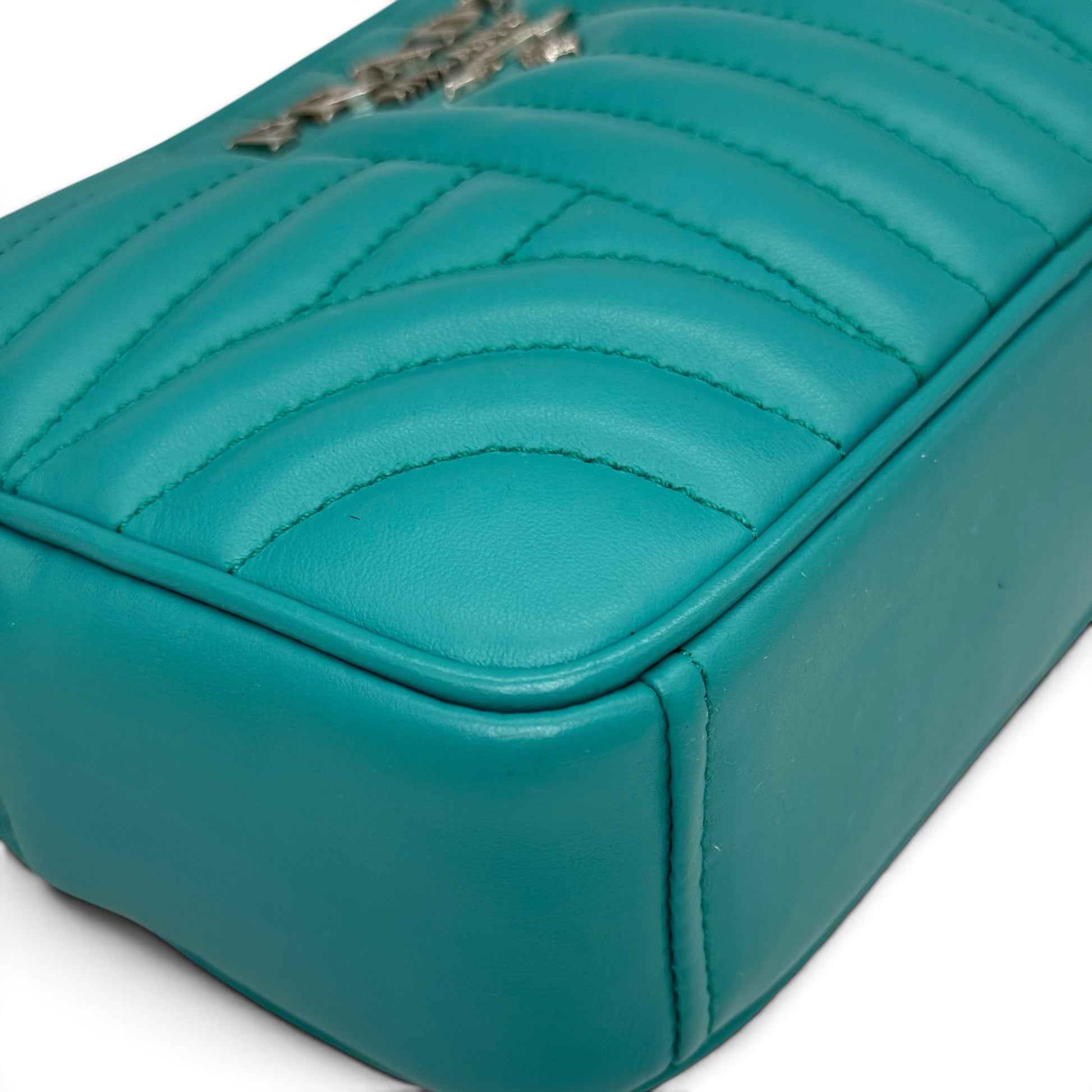 Dettaglio della borsa a tracolla Borse Vintage Prada in pelle trapuntata verde smeraldo con logo metallico