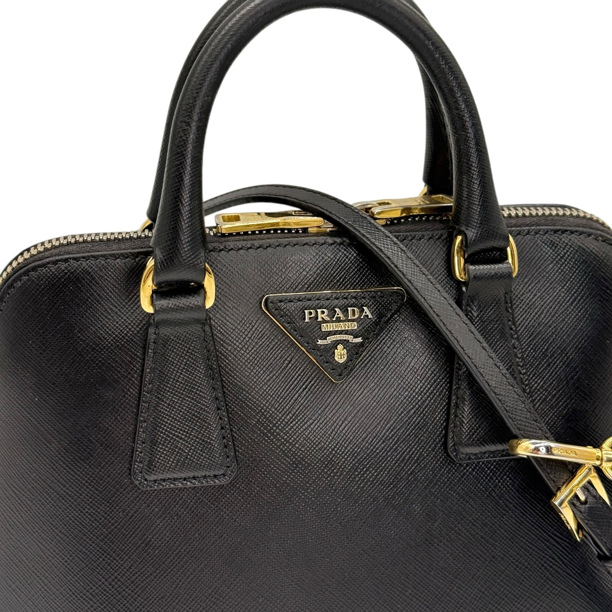 Borsa a mano Borse Vintage PRADA in pelle Saffiano nera con logo triangolare dorato e doppi manici