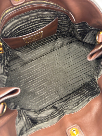Interno della borsa tote Borse Vintage Prada in pelle marrone con fodera logata e tasca interna con placca dorata