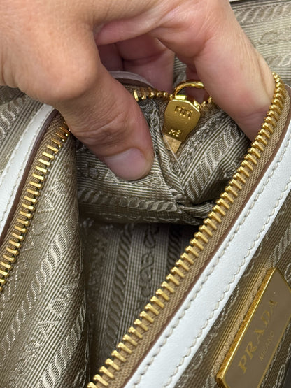 Dettaglio interno della borsa tote Borse Vintage Prada con fodera logata, cerniera dorata e finiture in pelle bianca