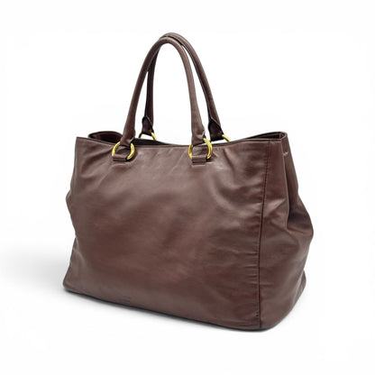 Borsa tote Borse Vintage Prada in pelle marrone con manici e dettagli in metallo dorato su sfondo bianco