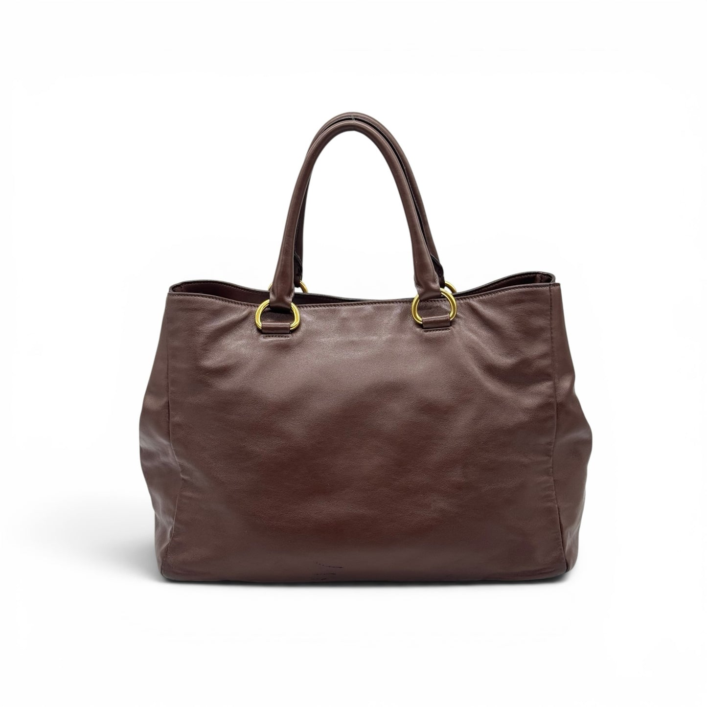 Borsa tote Borse Vintage Prada in pelle marrone con manici e dettagli in metallo dorato su sfondo bianco