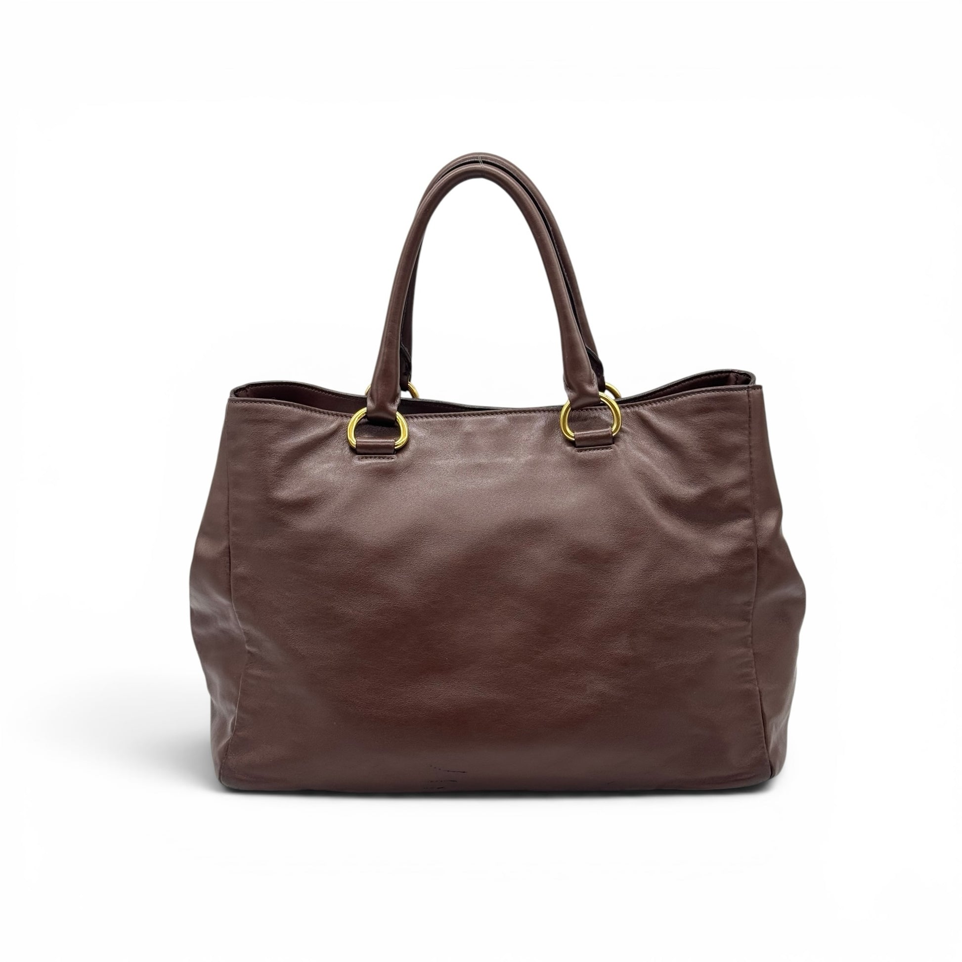 Borsa tote Borse Vintage Prada in pelle marrone con manici e dettagli in metallo dorato su sfondo bianco