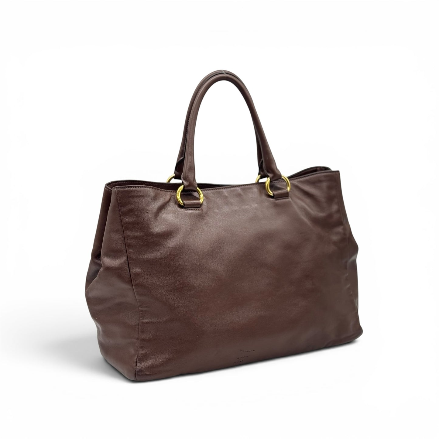 Borsa tote Borse Vintage Prada in pelle marrone con manici e dettagli in metallo dorato su sfondo bianco