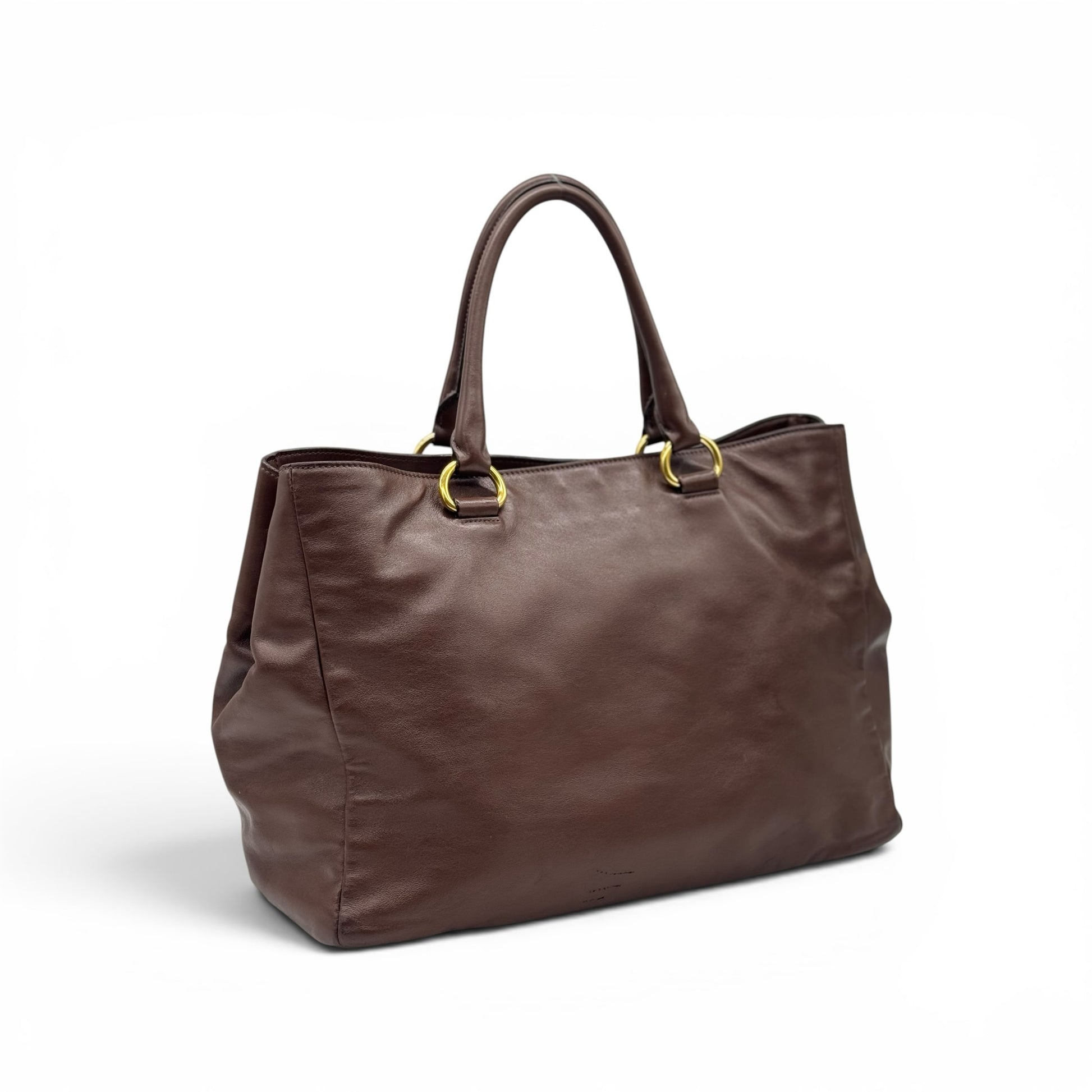 Borsa tote Borse Vintage Prada in pelle marrone con manici e dettagli in metallo dorato su sfondo bianco