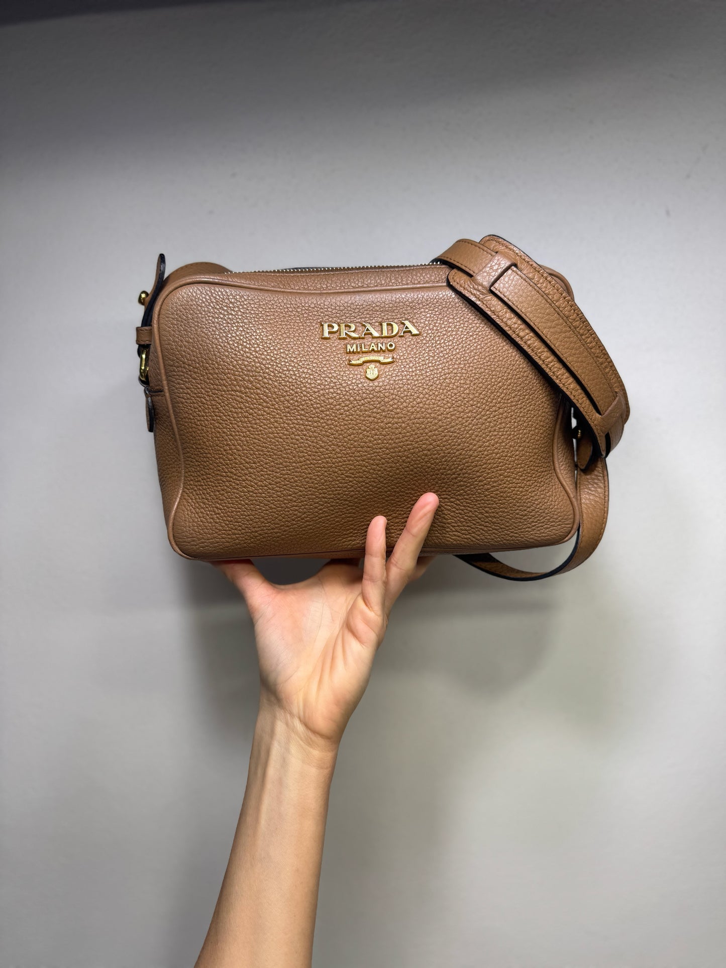 Borsa a tracolla Borse Vintage Prada in pelle martellata marrone con logo dorato e tracolla regolabile