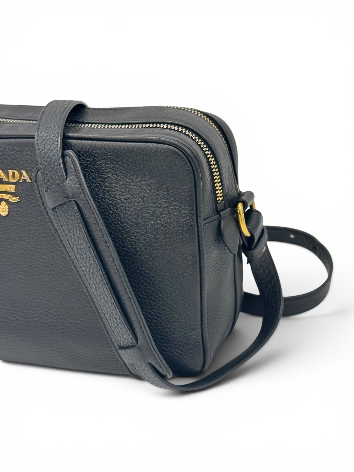 Borsa a tracolla Borse Vintage Prada in pelle nera martellata con logo dorato e chiusura a zip