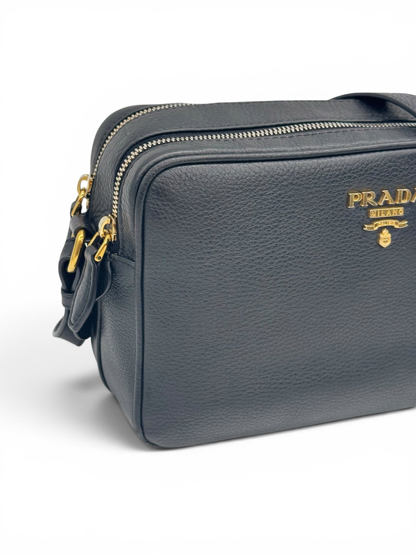 Borsa a tracolla Borse Vintage Prada in pelle nera martellata con logo dorato e chiusura a zip
