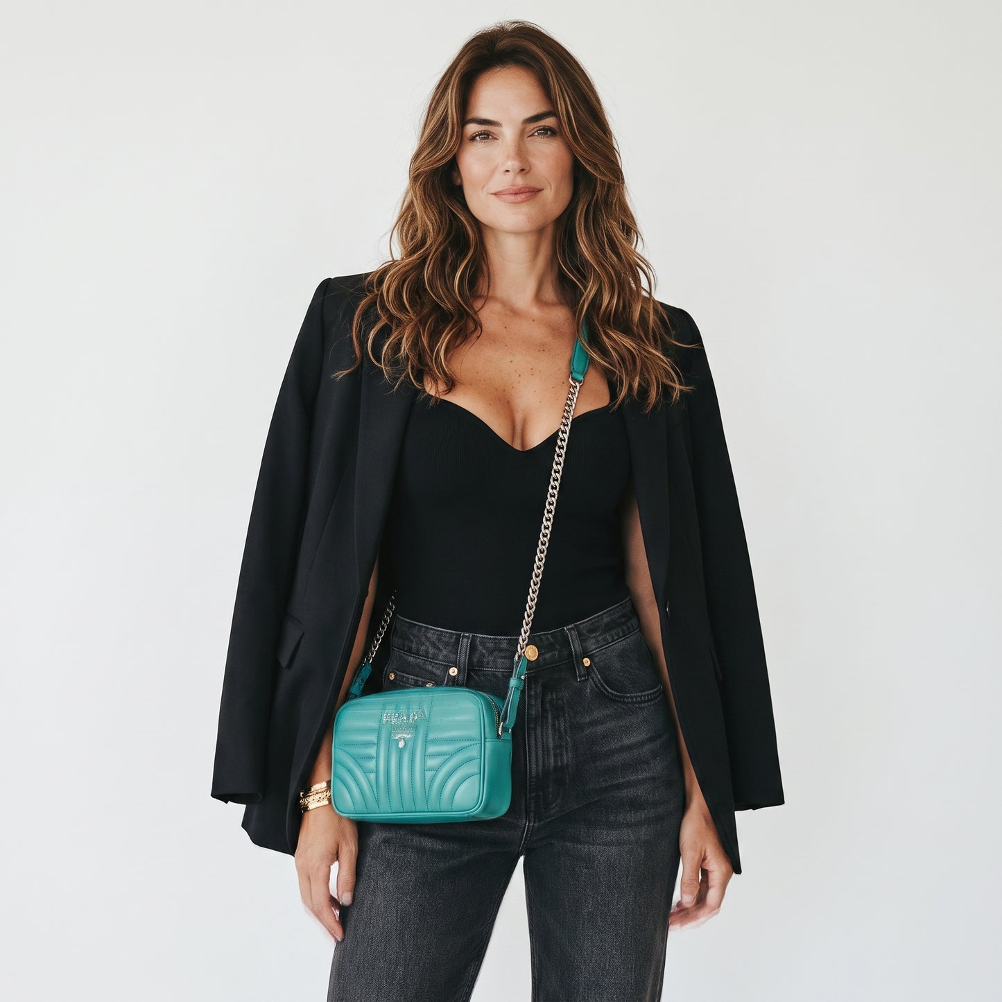 Modella indossa borsa a tracolla Borse Vintage Prada in pelle trapuntata verde smeraldo con catena metallica