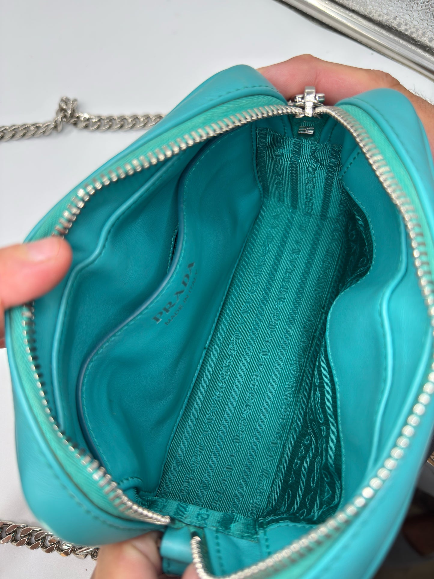 Interno di una borsa a tracolla Borse Vintage Prada in pelle verde smeraldo con fodera logata e chiusura a zip