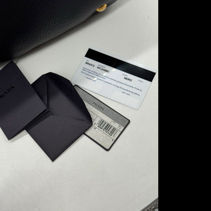 Certificato di autenticità e cartellini Borse Vintage per borsa tote Prada in pelle nera martellata Vit.Daino