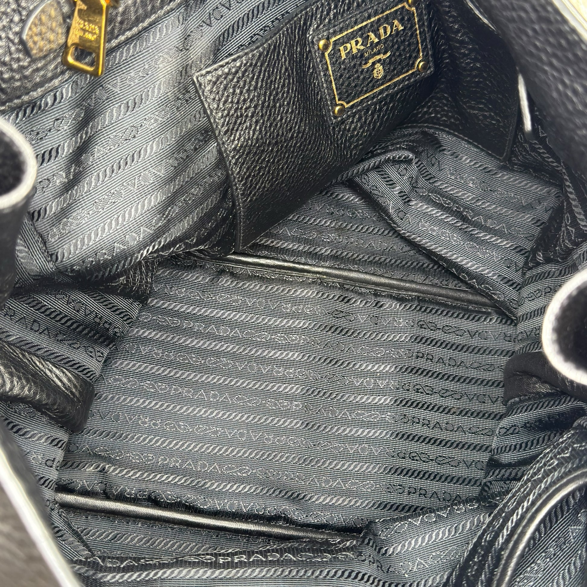 Interno della borsa tote Borse Vintage Prada in pelle nera con fodera in tessuto logato e placca metallica dorata