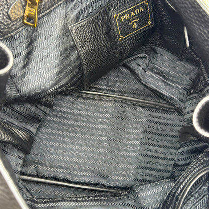Interno della borsa tote Borse Vintage Prada in pelle nera con fodera in tessuto logato e placca metallica dorata