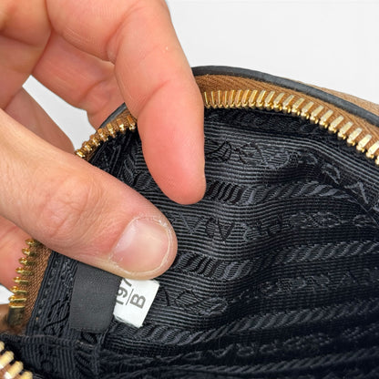 Dettaglio interno della borsa Borse Vintage Prada in pelle marrone con fodera nera logata e chiusura a zip dorata