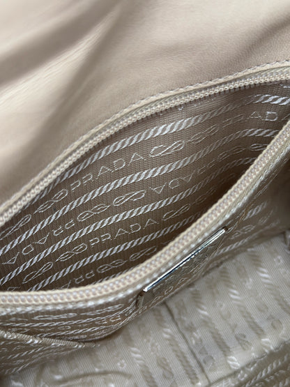 Interno foderato con logo Borse Vintage Prada in tessuto beige con tasca interna chiusa da zip