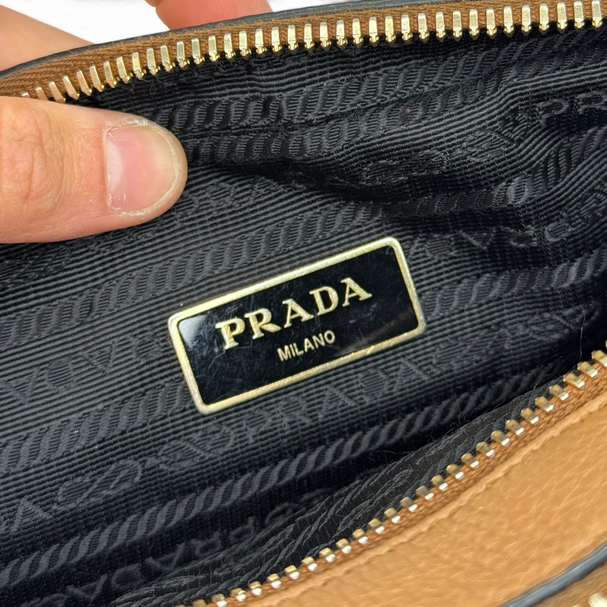 Interno della borsa a tracolla Borse Vintage Prada in pelle marrone con fodera logata nera e placca metallica dorata