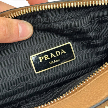 Interno della borsa a tracolla Borse Vintage Prada in pelle marrone con fodera logata nera e placca metallica dorata