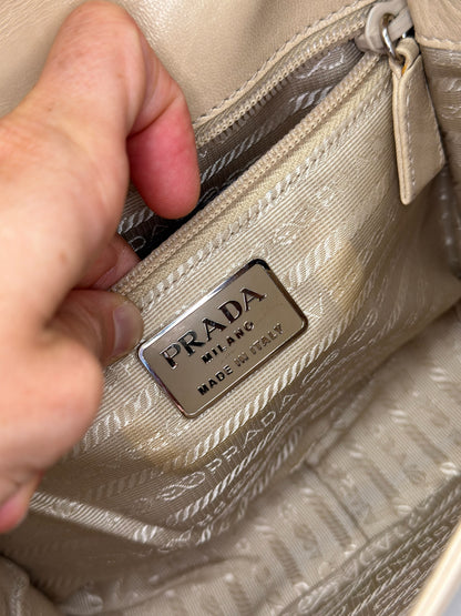 Interno borsa Borse Vintage Prada in pelle color lavanda con placca metallica logata e fodera in tessuto