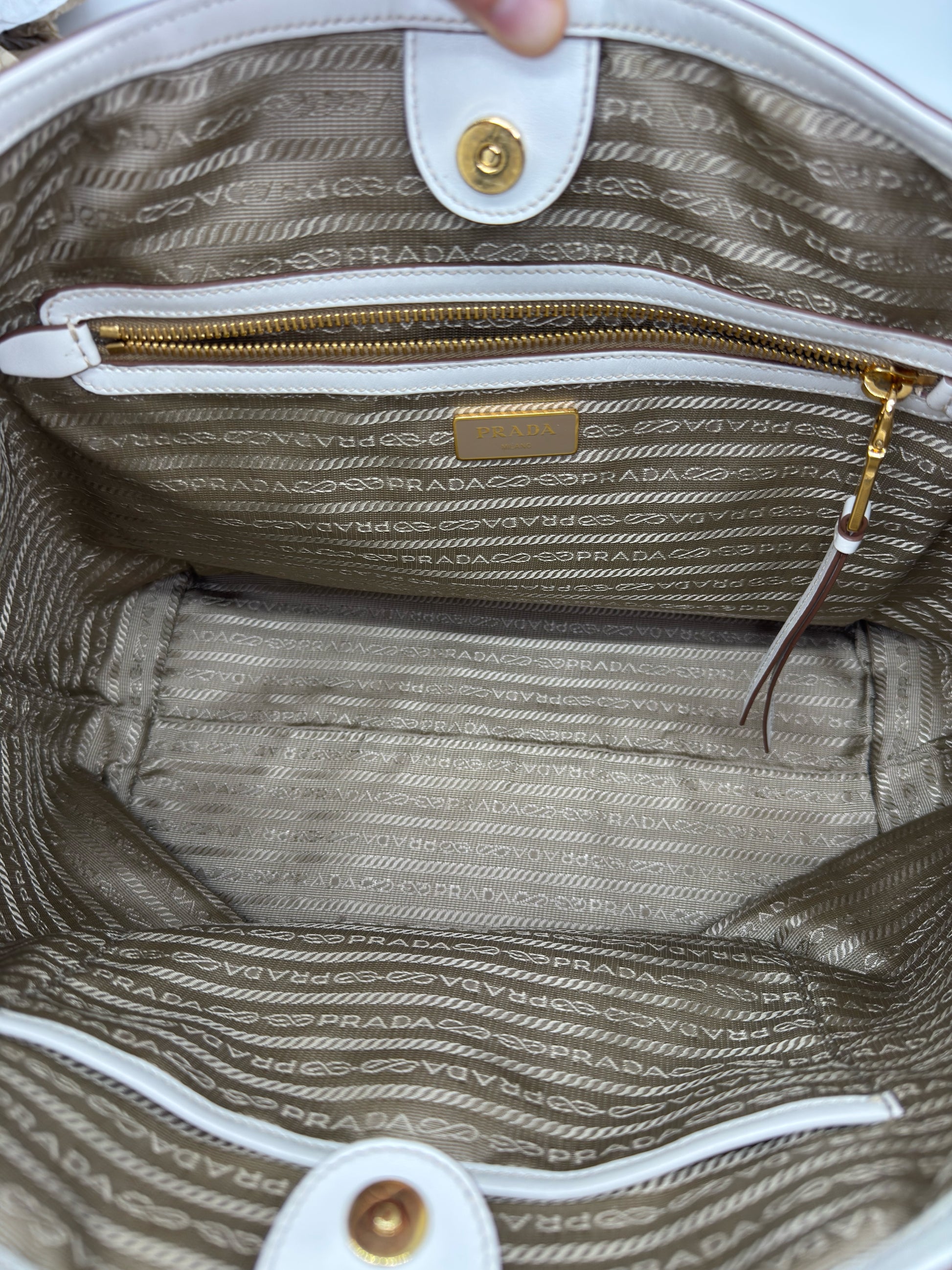 Interno della borsa tote Borse Vintage Prada in tessuto logato color kaki con finiture in pelle bianca e zip dorata