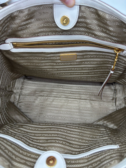 Interno della borsa tote Borse Vintage Prada in tessuto logato color kaki con finiture in pelle bianca e zip dorata