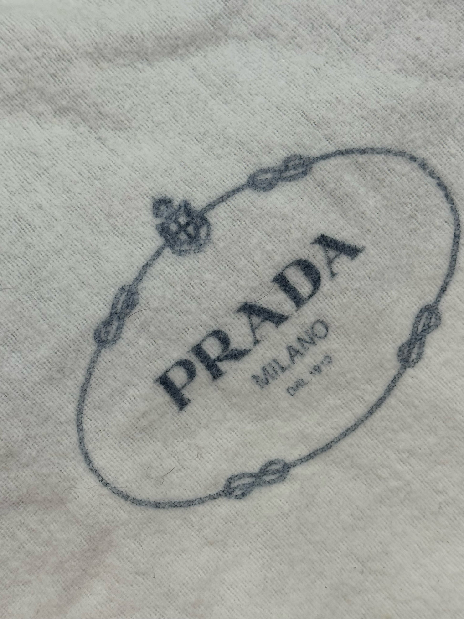 Logo Prada stampato su sacchetto protettivo in tessuto bianco di Borse Vintage