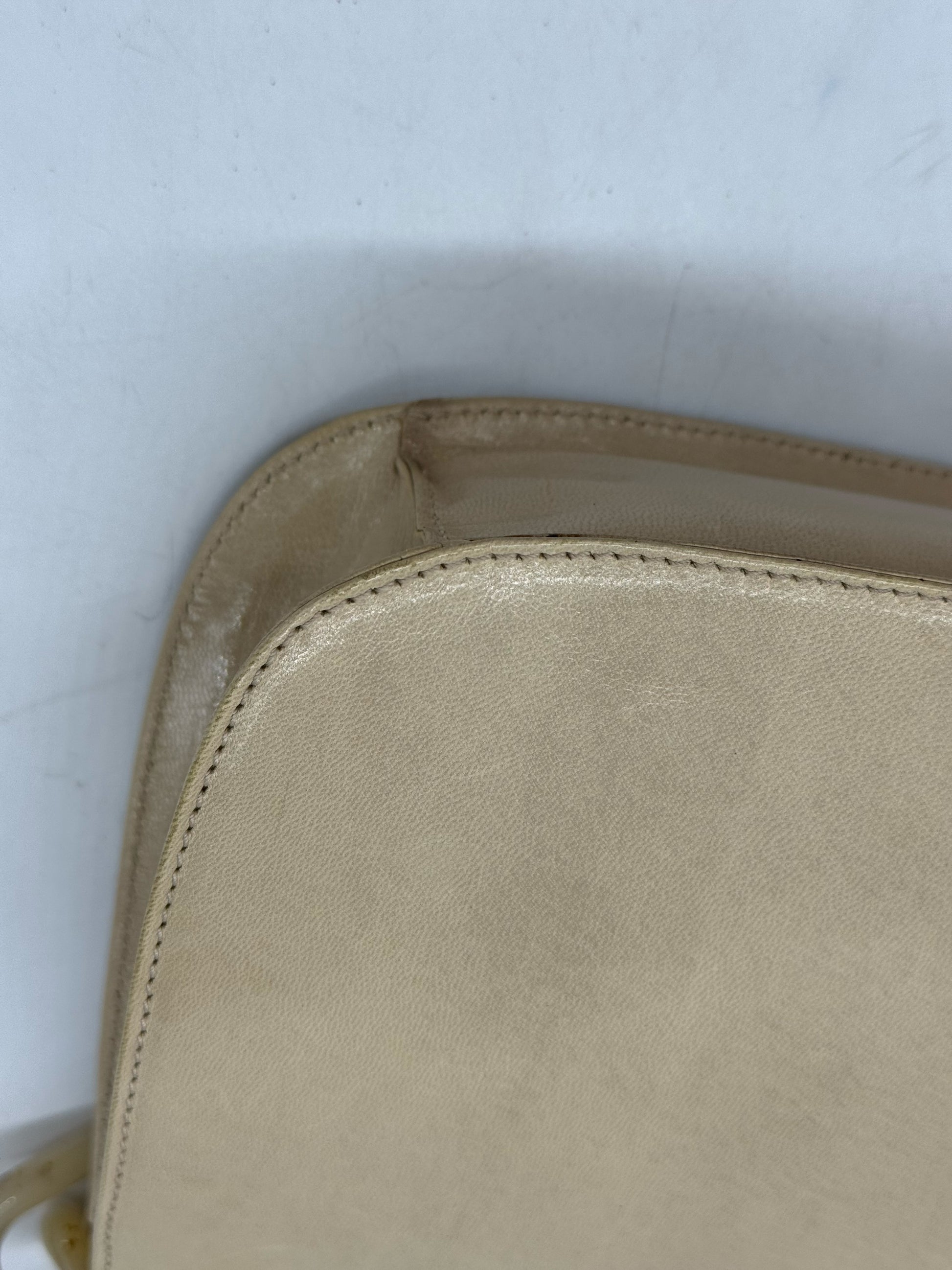 Dettaglio della cucitura e della pelle beige di una borsa a spalla Borse Vintage Prada
