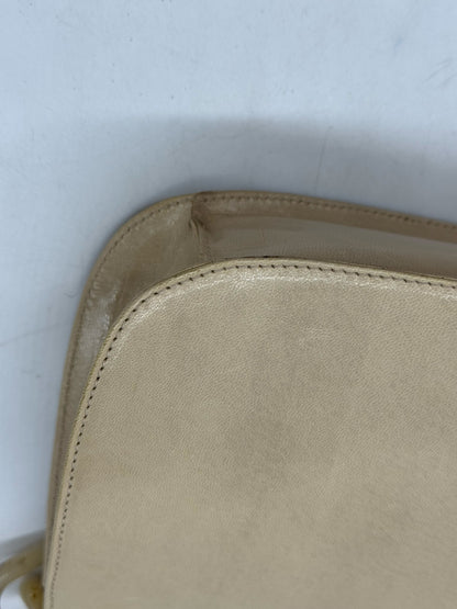 Dettaglio della cucitura e della pelle beige di una borsa a spalla Borse Vintage Prada