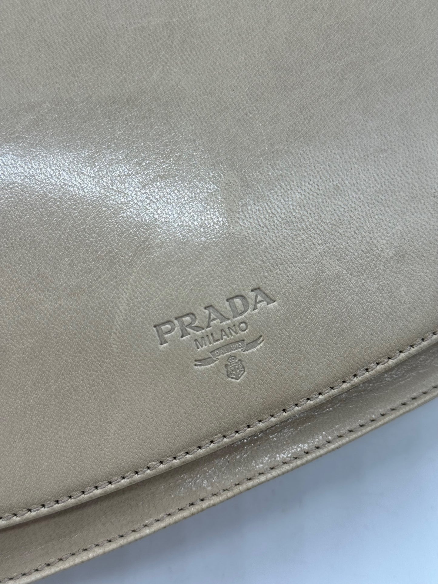Dettaglio del logo Prada impresso su pelle color lavanda della borsa Borse Vintage con cuciture a vista.
