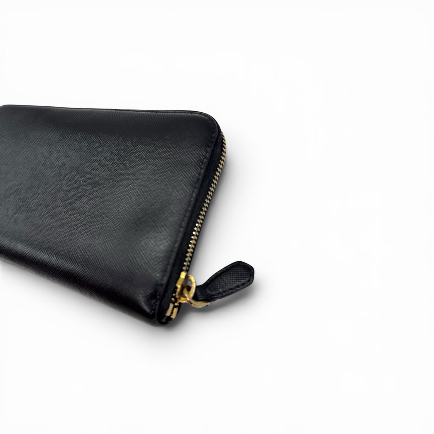 Portafoglio lungo Borse Vintage Prada in pelle Saffiano nera con chiusura a zip dorata e design minimalista