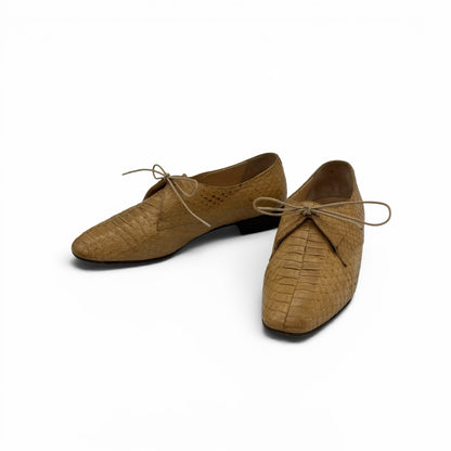 Stringate Borse Vintage Prada in pelle beige con lavorazione effetto squamato e punta squadrata.