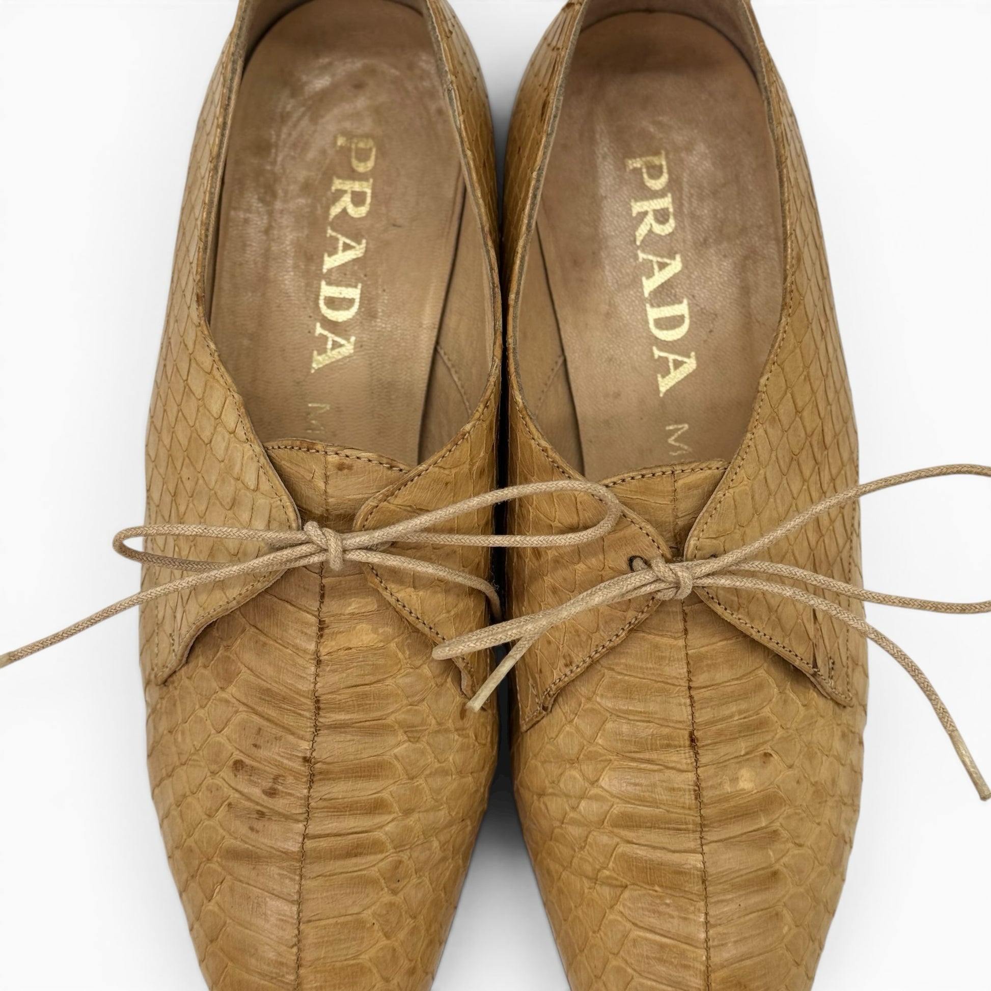 Stringate Borse Vintage Prada in pelle beige con lavorazione effetto squamato e lacci sottili tono su tono.