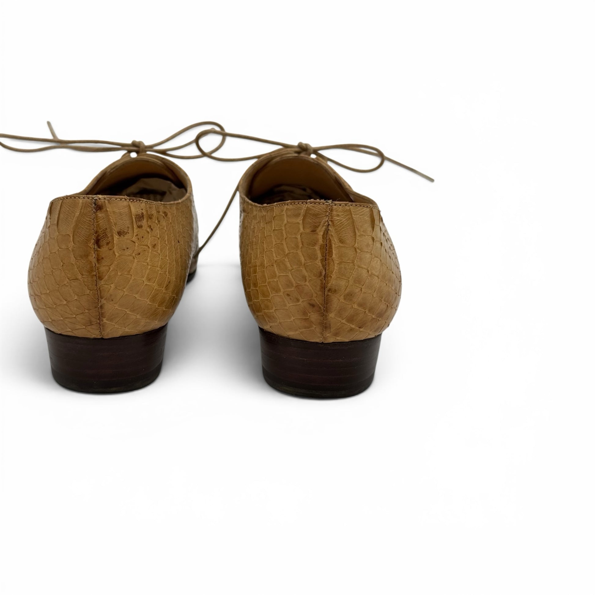Stringate Borse Vintage Prada in pelle beige con lavorazione effetto squamato e tacco basso, vista posteriore.