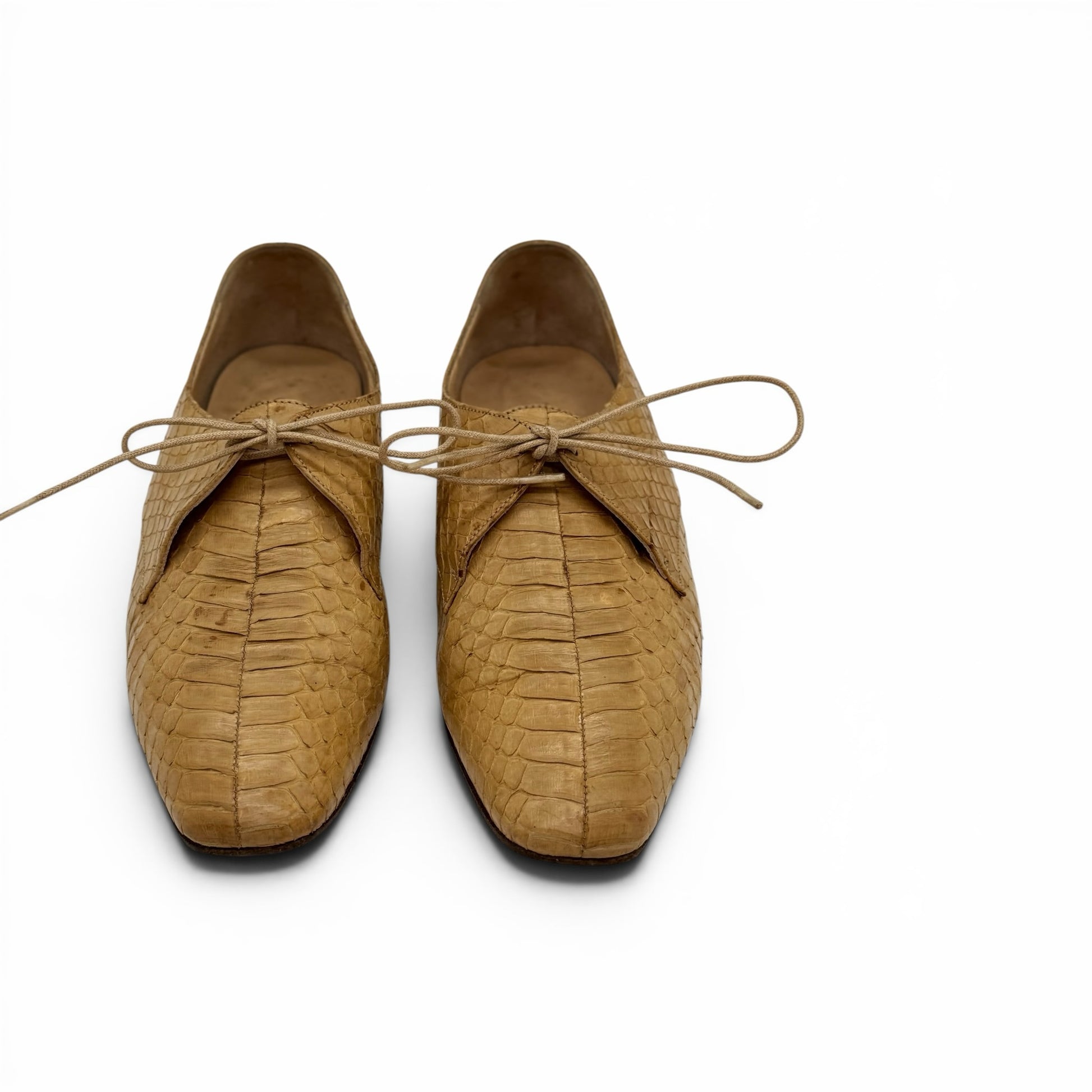 Stringate Borse Vintage Prada in pelle beige con lavorazione effetto squamato e punta squadrata.