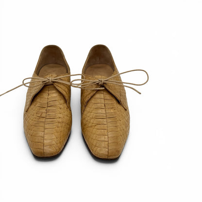 Stringate Borse Vintage Prada in pelle beige con lavorazione effetto squamato e punta squadrata.