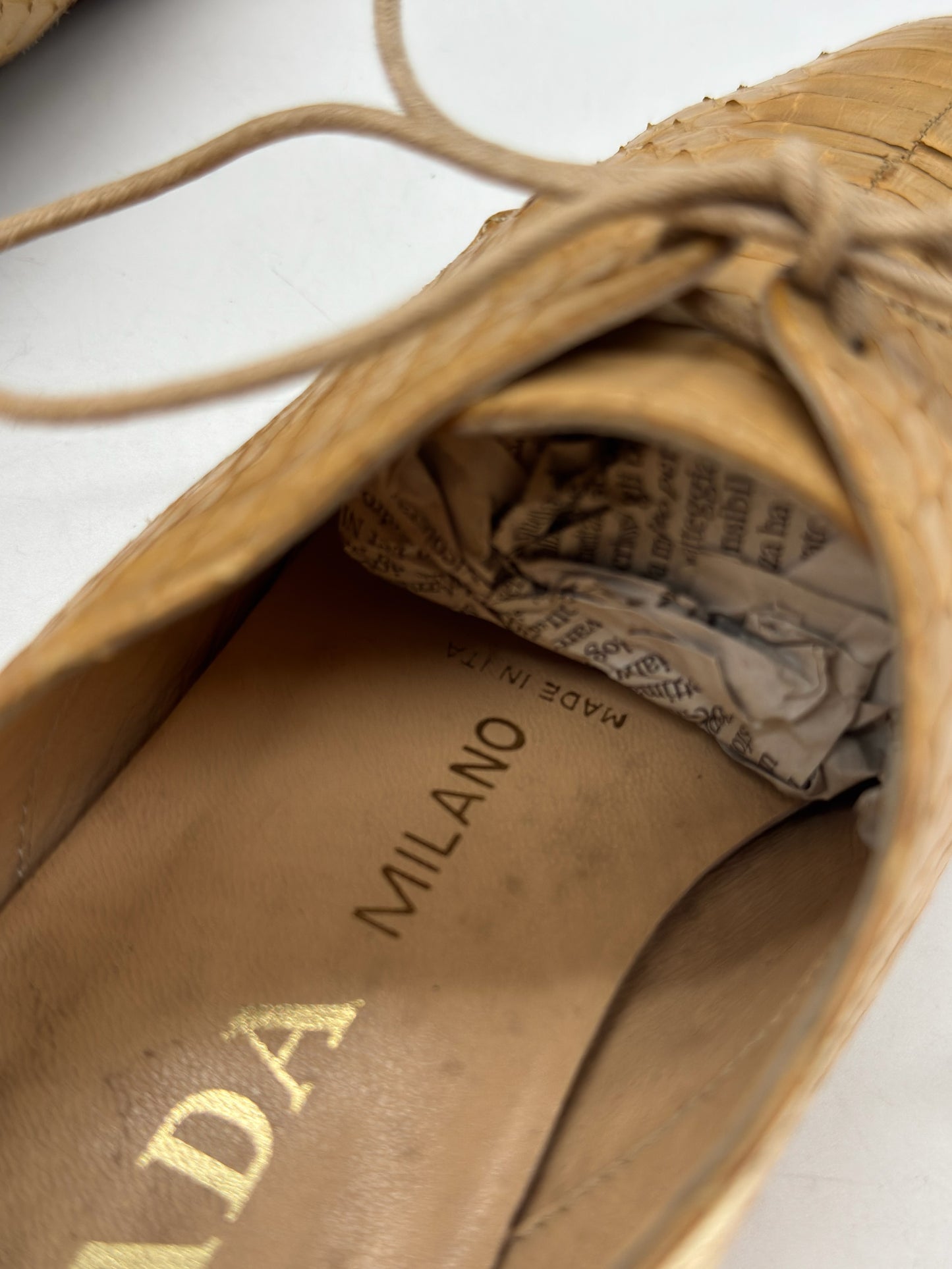 Dettaglio interno di una stringata Borse Vintage Prada in pelle esotica color beige con logo dorato e lacci sottili