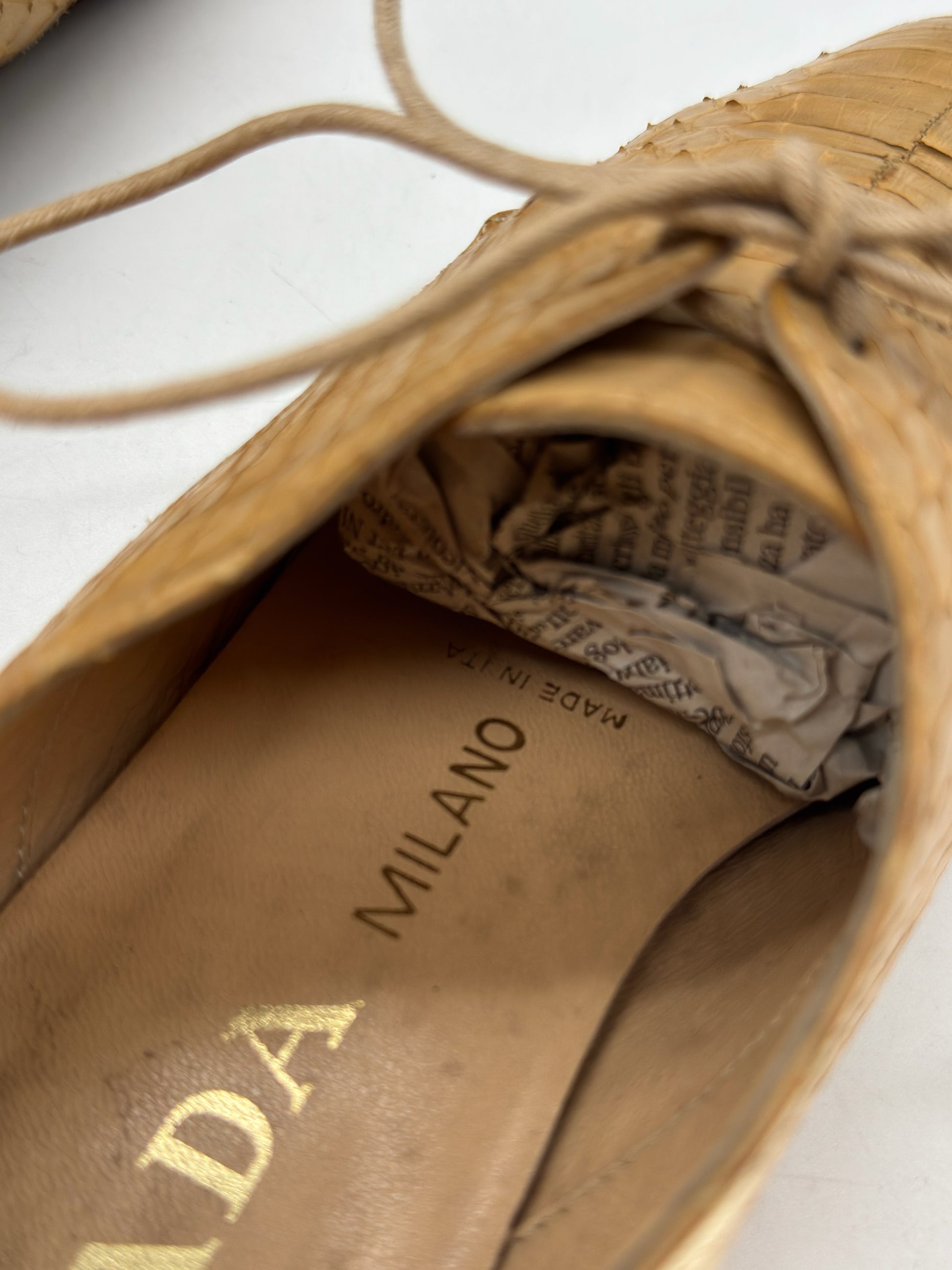 Dettaglio interno di una stringata Borse Vintage Prada in pelle esotica color beige con logo dorato e lacci sottili