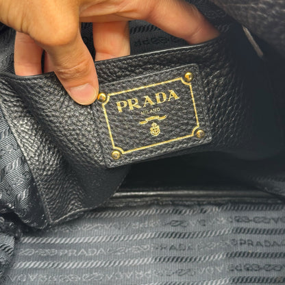 Dettaglio interno della borsa tote Borse Vintage Prada in pelle nera martellata con placca logo dorata
