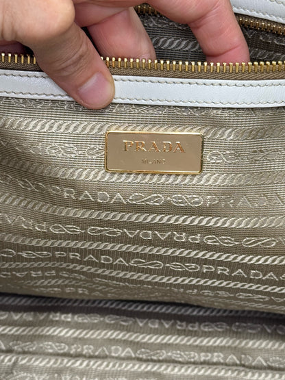 Interno della borsa tote Borse Vintage Prada con fodera logata, placca metallica dorata e chiusura a zip
