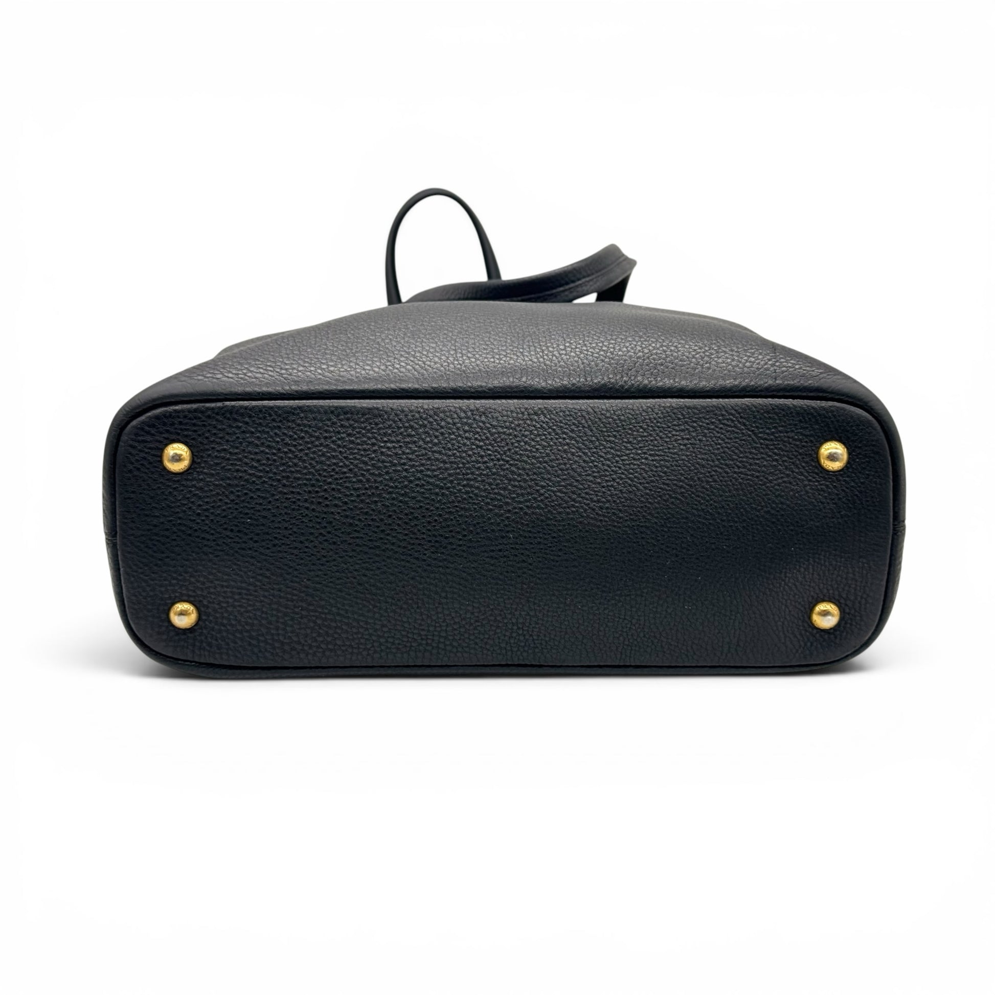 Base della borsa tote Borse Vintage Prada in pelle martellata nera con piedini protettivi dorati