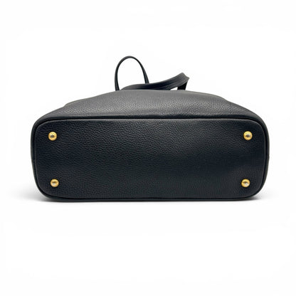 Base della borsa tote Borse Vintage Prada in pelle martellata nera con piedini protettivi dorati