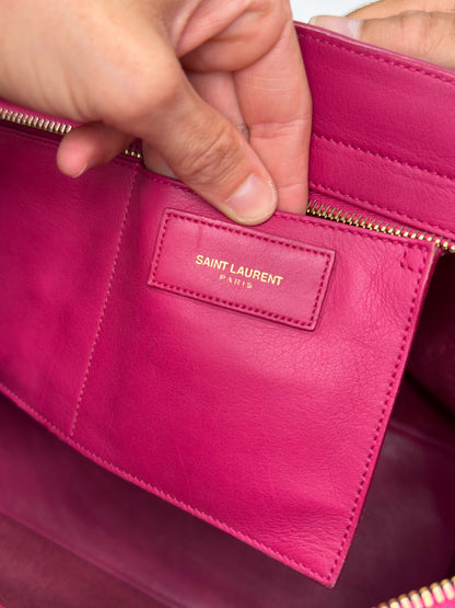 Interno di una borsa Borse Vintage Saint Laurent in pelle fucsia con tasca interna e logo dorato stampato