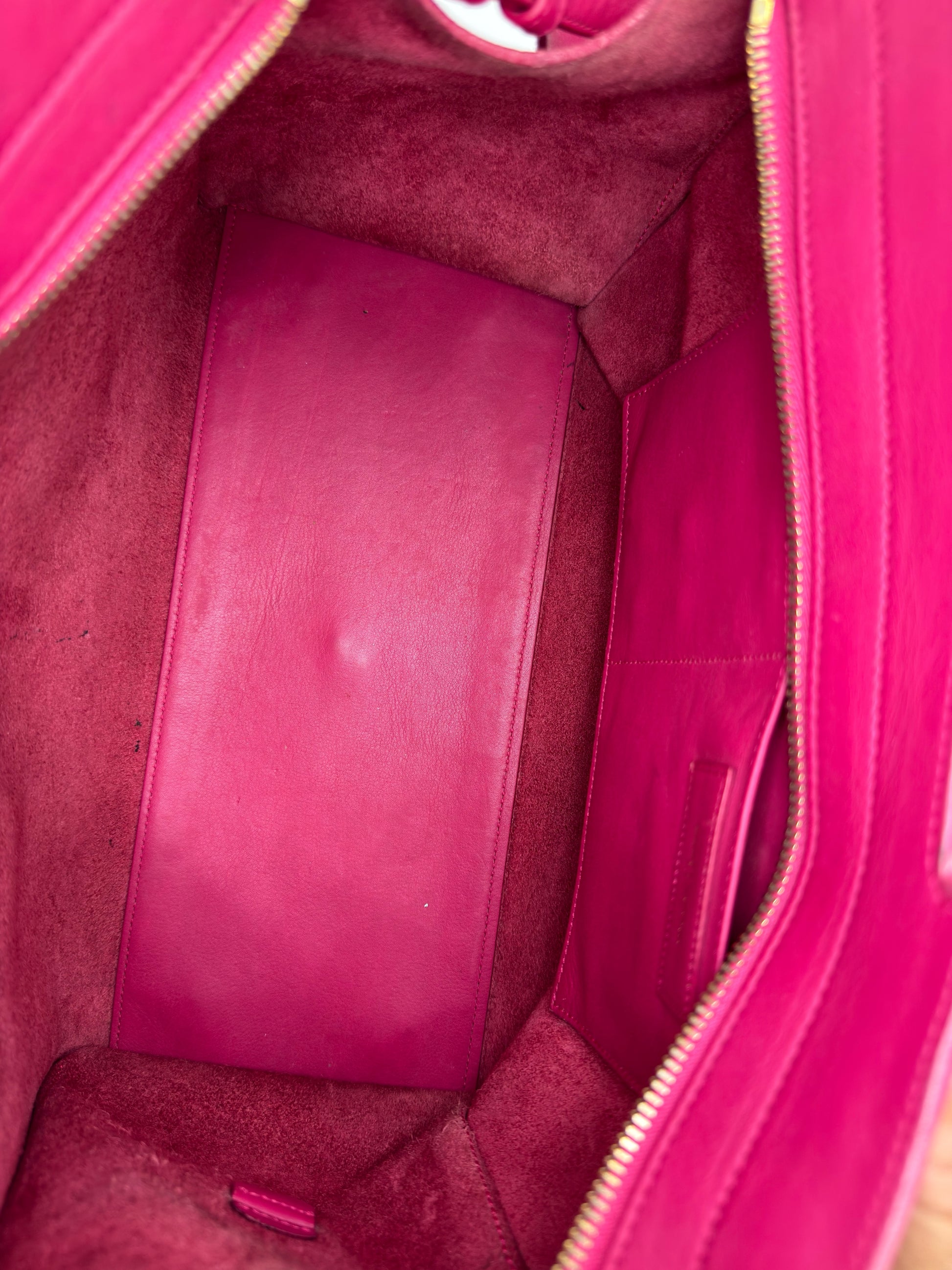 Interno spazioso in pelle fucsia della borsa a mano Borse Vintage Saint Laurent con tasca laterale e zip dorata