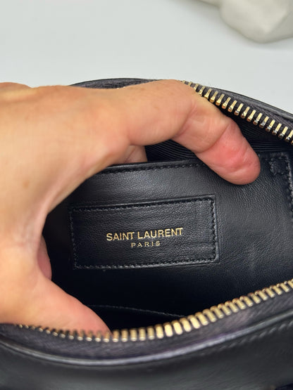 Dettaglio interno della borsa Borse Vintage Saint Laurent in pelle nera con logo dorato impresso su targhetta