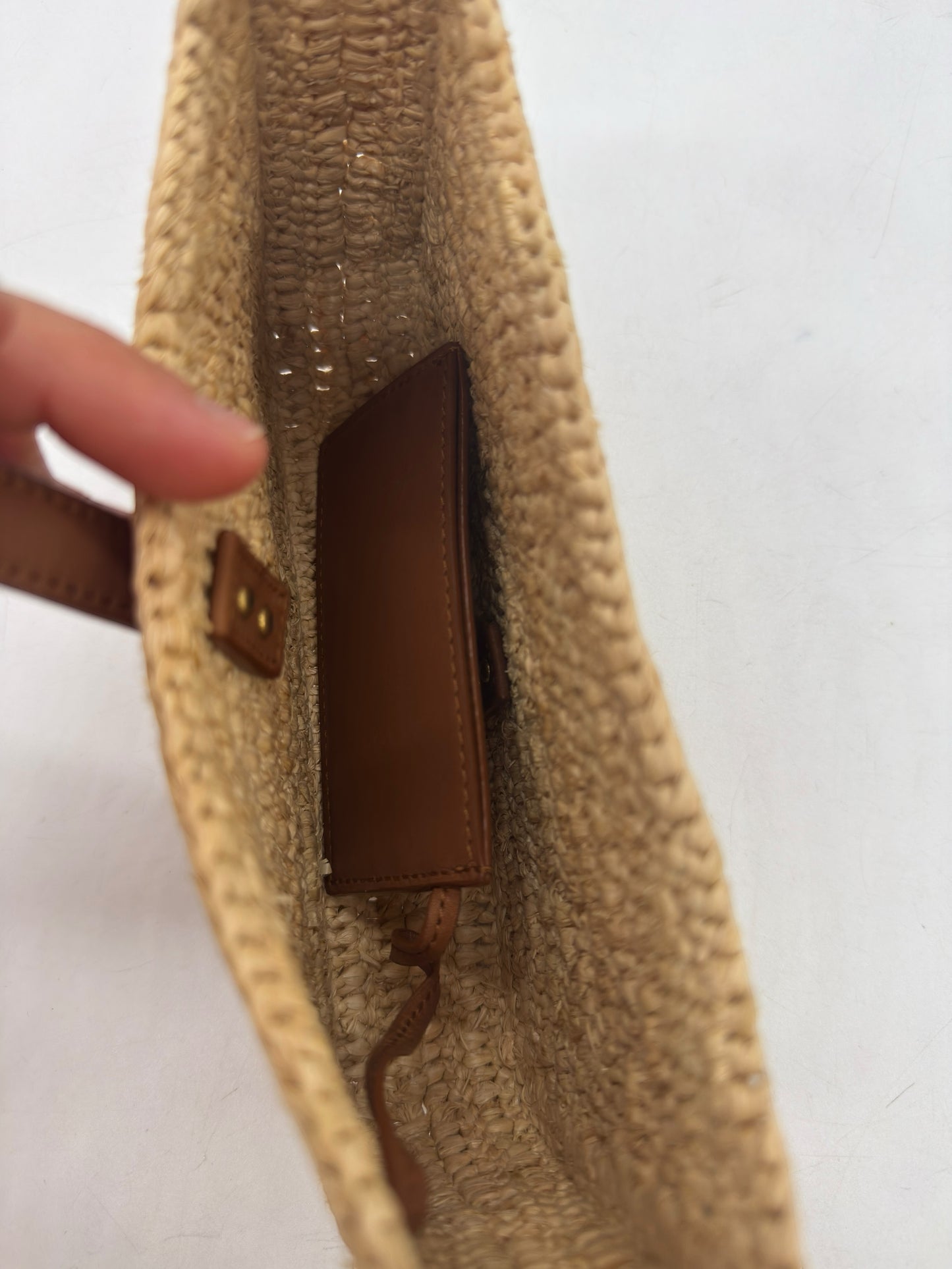 Interno della borsa a spalla Borse Vintage Saint Laurent in rafia intrecciata con pochette in pelle color cuoio