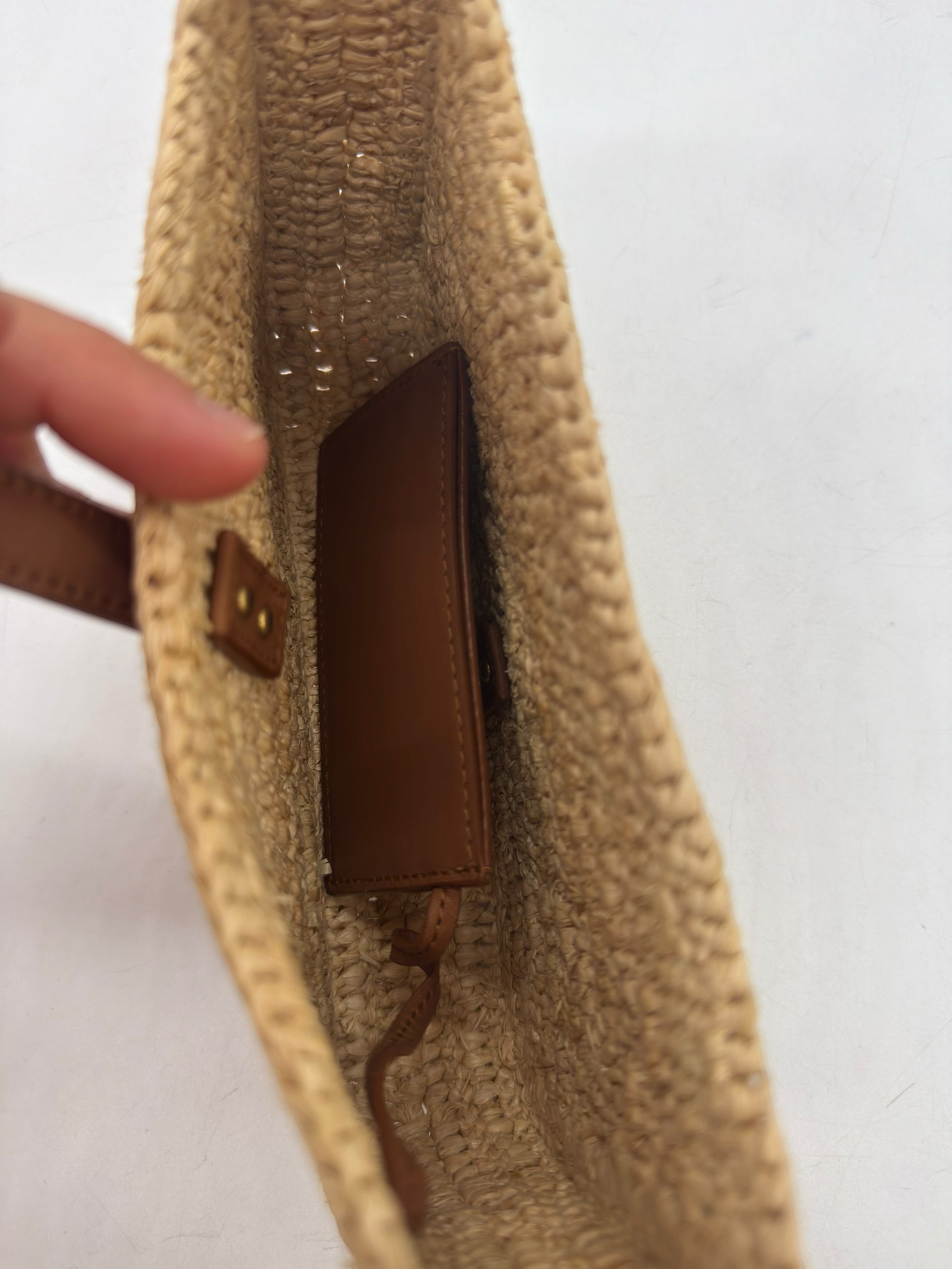 Interno della borsa a spalla Borse Vintage Saint Laurent in rafia intrecciata con pochette in pelle color cuoio