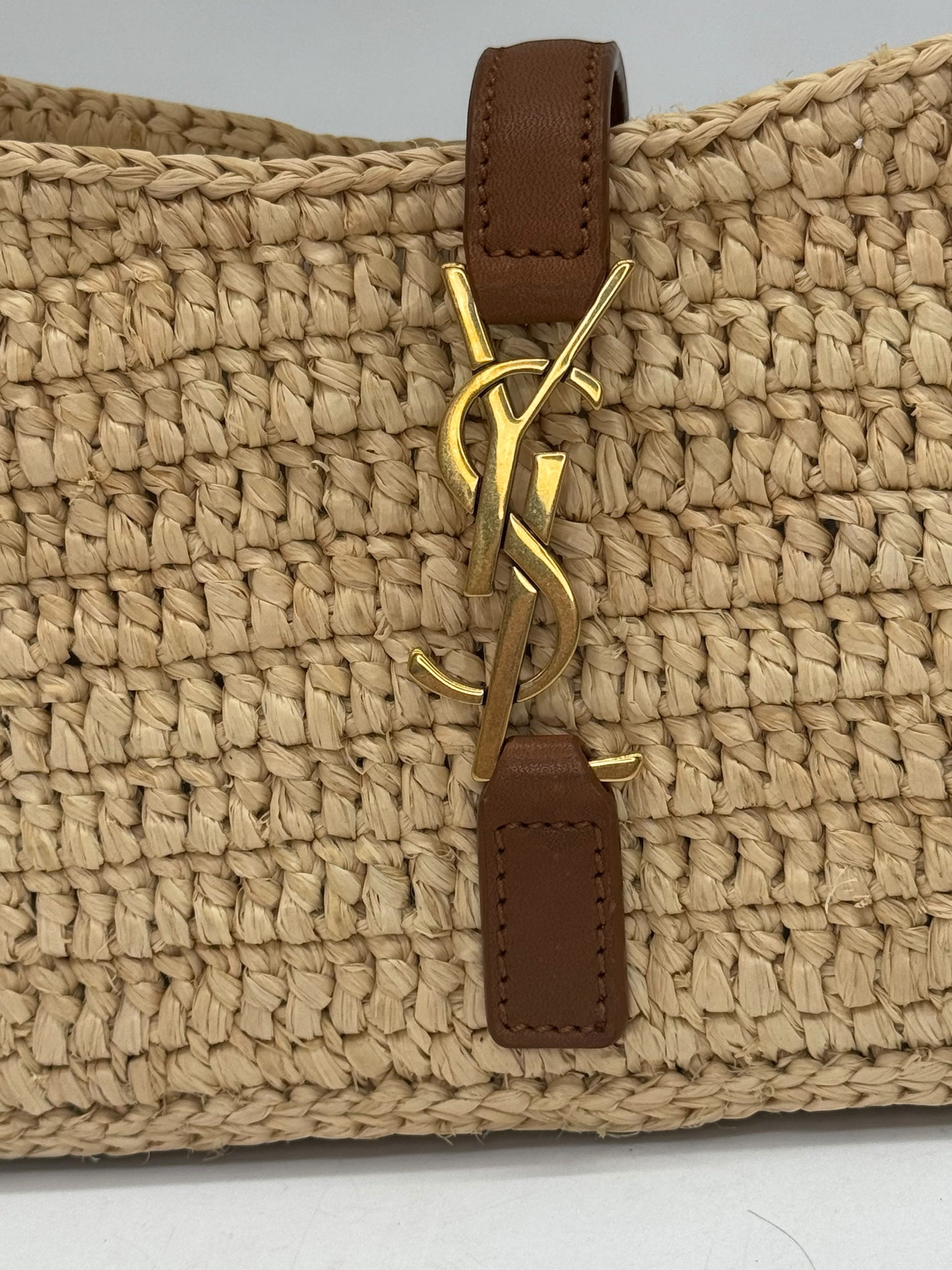 Borsa a spalla Borse Vintage Saint Laurent in rafia intrecciata beige con dettagli in pelle cuoio e logo YSL dorato
