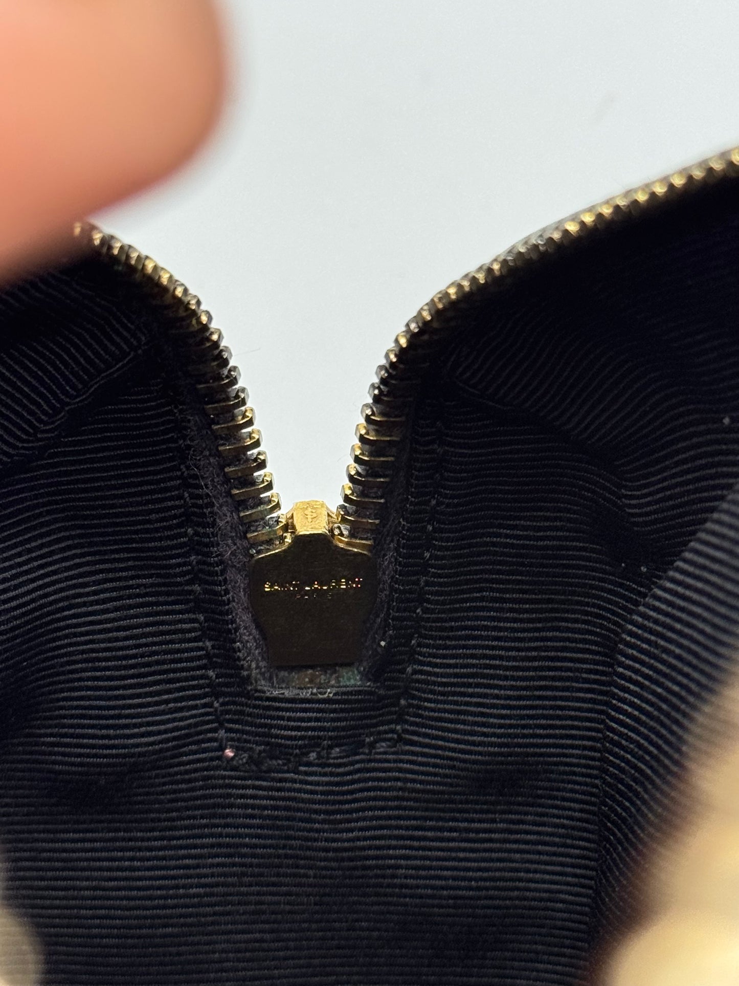 Dettaglio della cerniera dorata con logo inciso all'interno della borsa Borse Vintage Saint Laurent in pelle nera