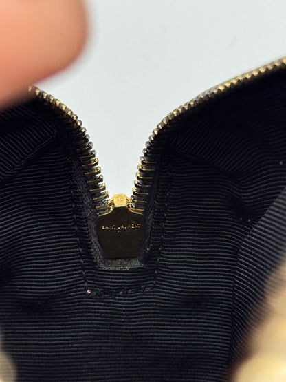 Dettaglio della cerniera dorata con logo inciso all'interno della borsa Borse Vintage Saint Laurent in pelle nera