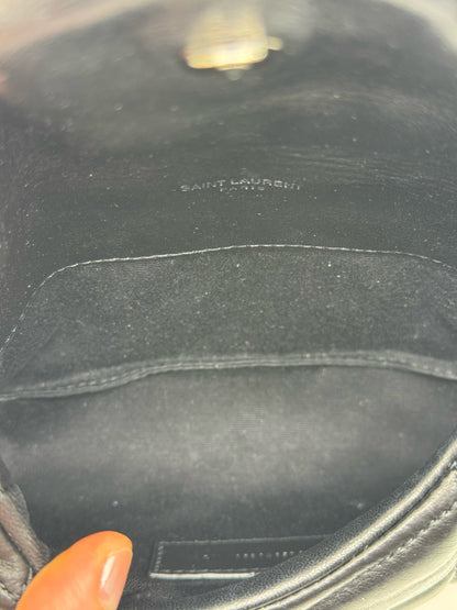 Interno della pochette Borse Vintage Saint Laurent in pelle nera con logo impresso e fodera in tessuto